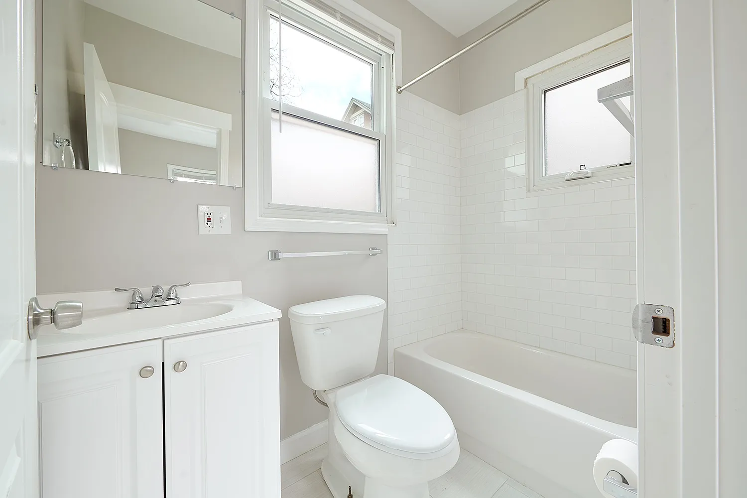 2354 Victor St — Photo 4