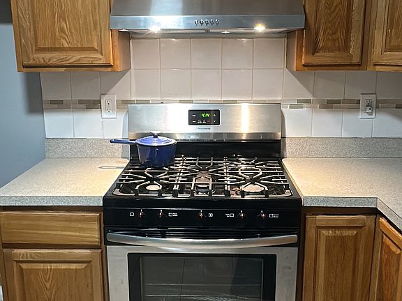 3rd image of 568 S 10th St Floor 1