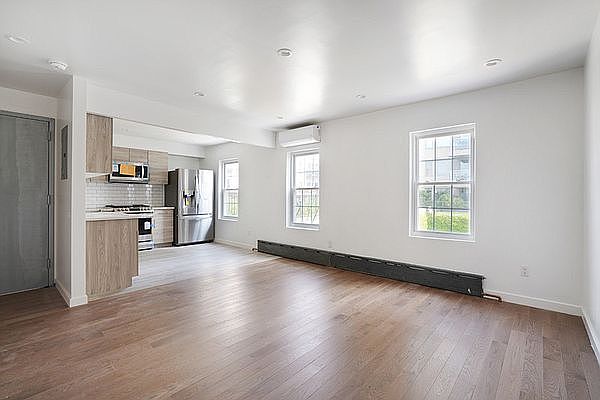 1st image of 117 Berry St Floor 1