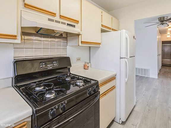 4th image of 1401 Fremont Dr #101