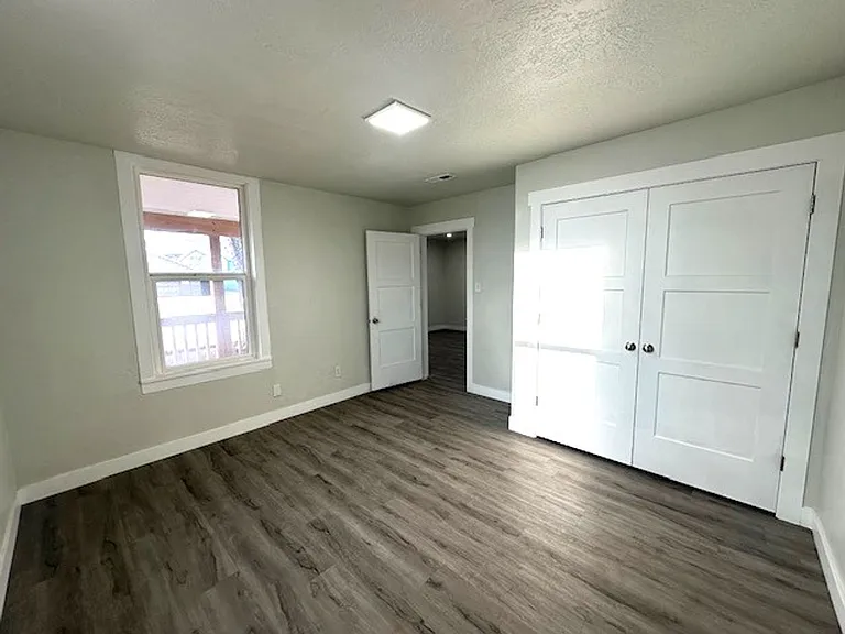 904 Silver St — Photo 2