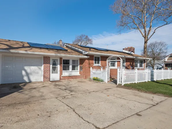 696 Sheridan Ave, Aurora, IL 60505