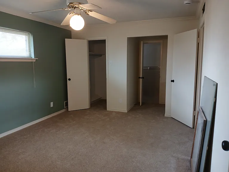 910 Worcester Ln — Photo 10