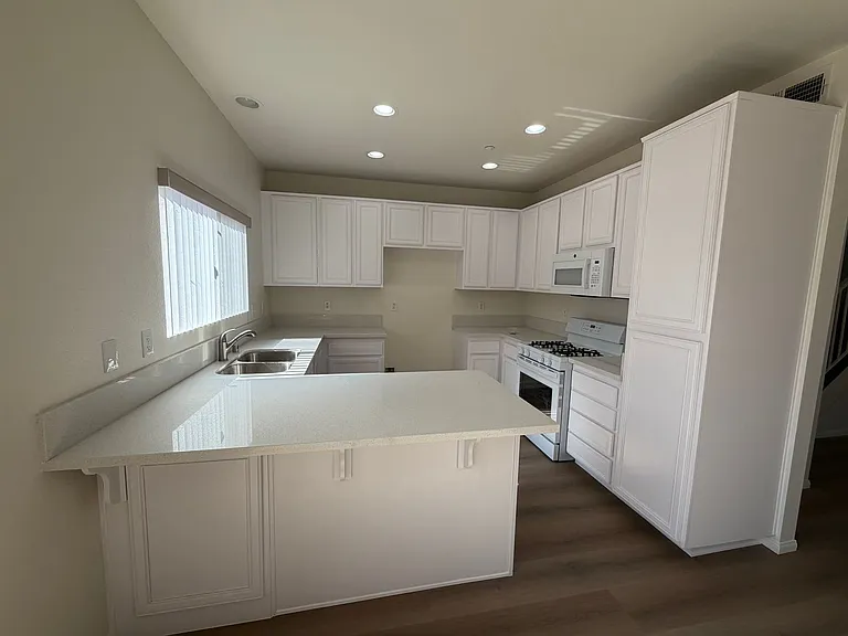 547 Hart Dr #15 — Photo 3