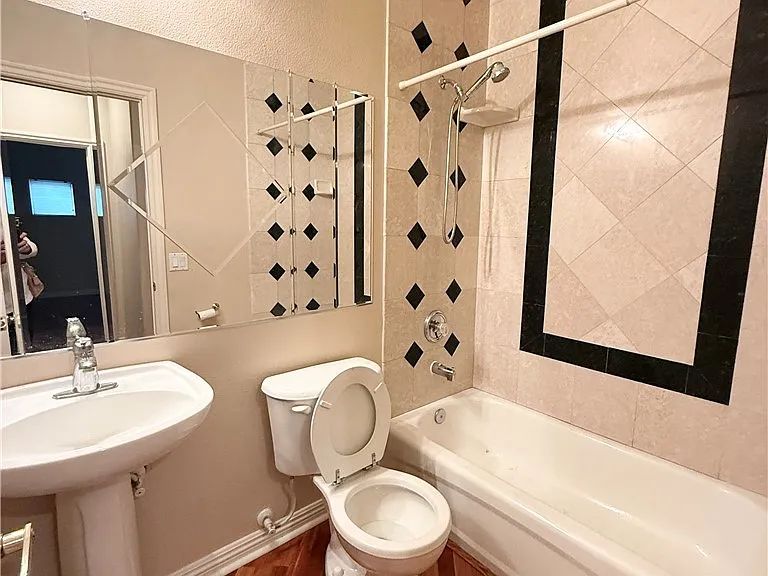 10529 Allthorn Ave — Photo 7