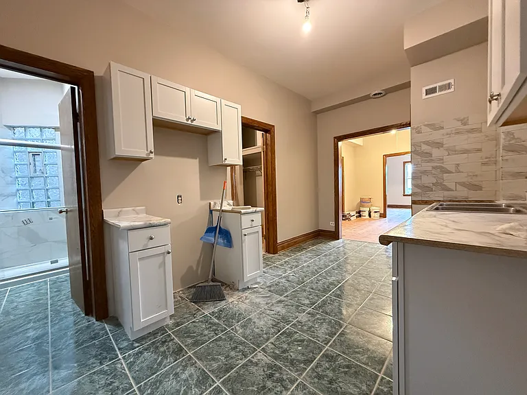 2042 W Chicago Ave #3F — Photo 5
