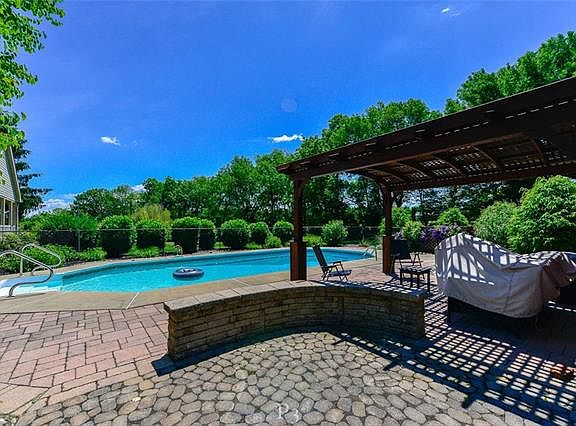 5th image of 1015 Maple Dr