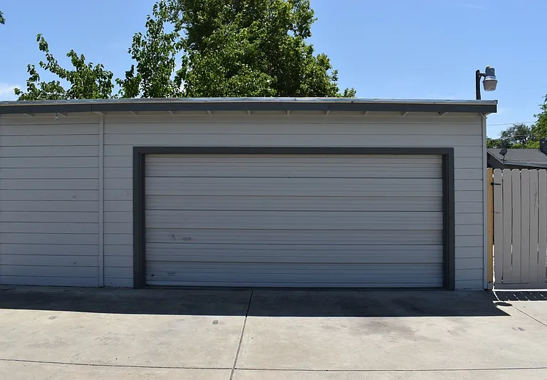 1720 Bessie Ave — Photo 22