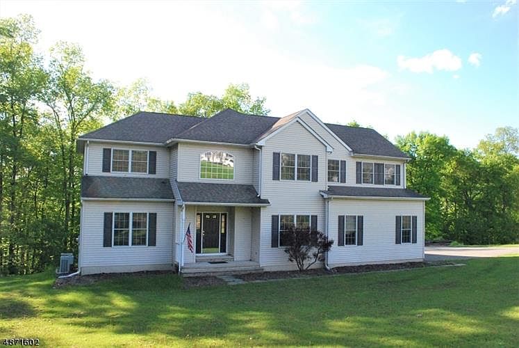 2nd image of 5 Jonathan Dr