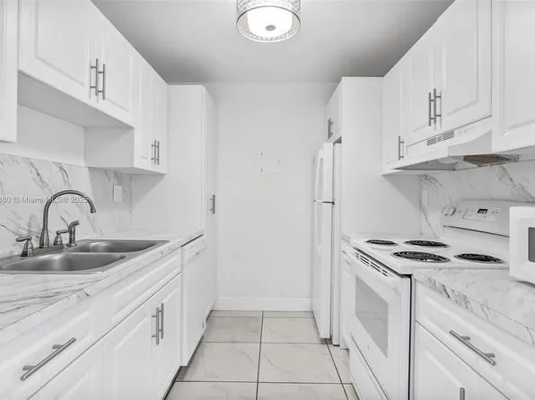 10748 N Kendall Dr APT N11, Miami, FL 33176