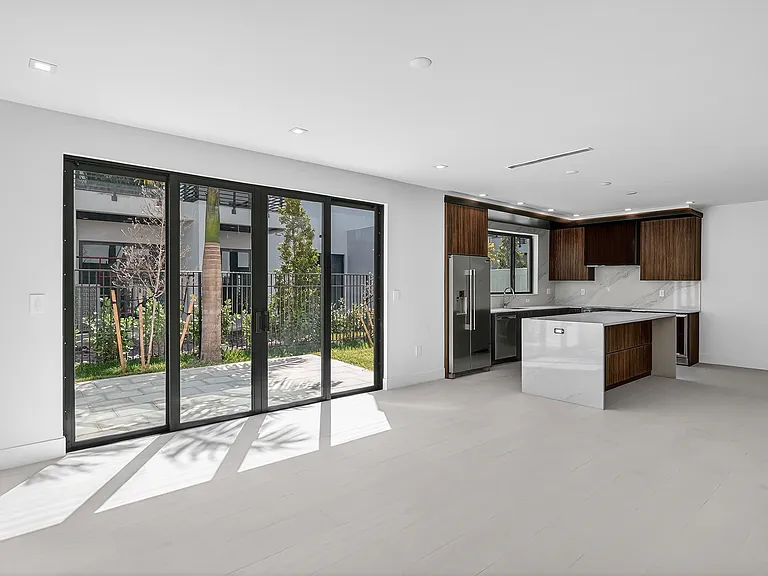 4420 SW 32nd Ave — Photo 10