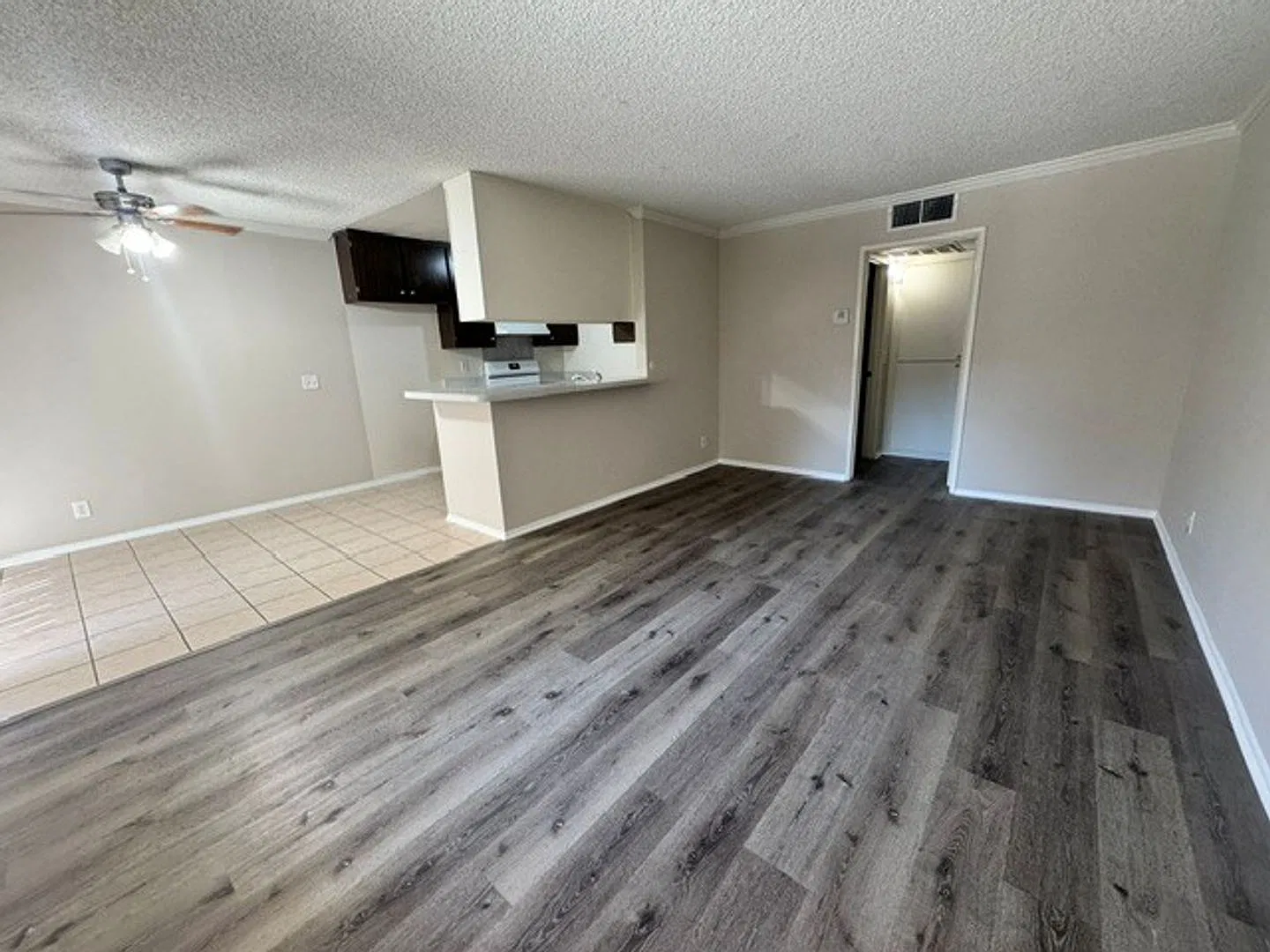 TARZANA WEST APARTMENTS — Photo 2