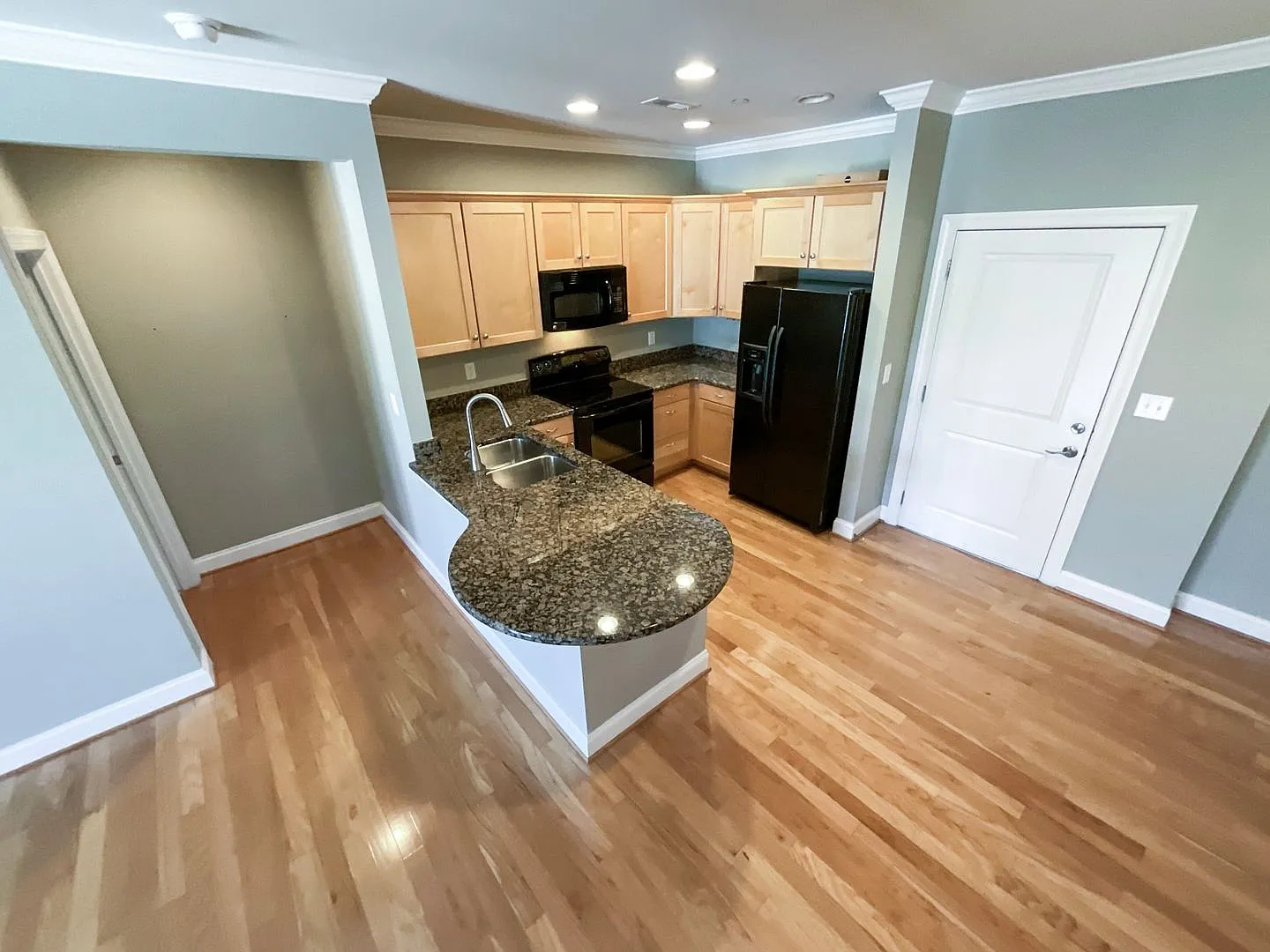 Charlotte Living at Its Best! 2BR/2BA End Unit + Chef's Kitchen & Water Included! — Photo 2