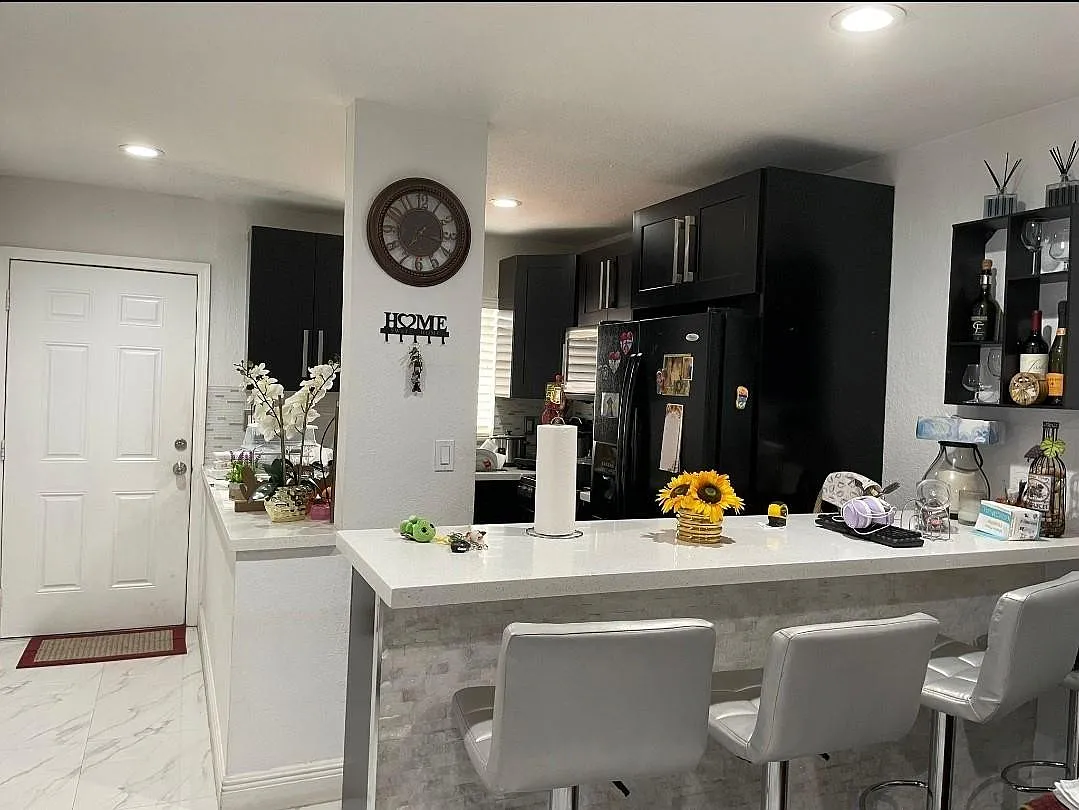 3 bed, 1.0 bath, 798 sqft, $2,300 — Photo 1