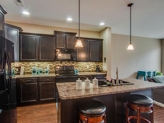 4th image of 530 Millwood Ln #530