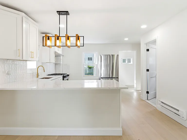 475 Burnside St — Photo 15