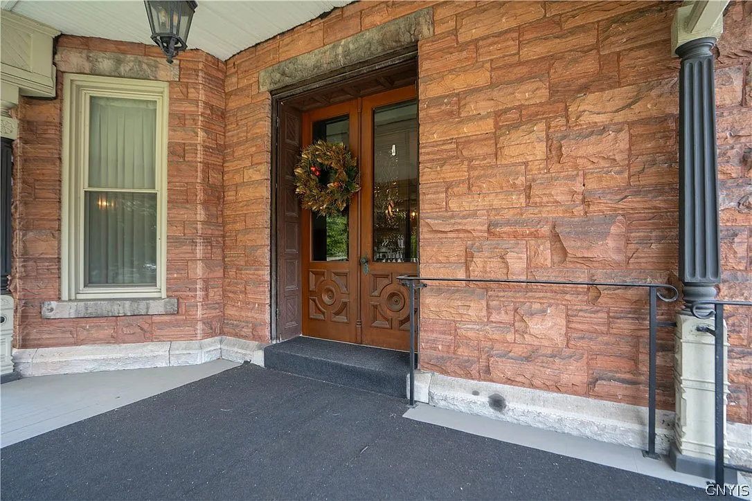 5 bed, 2.0 bath, 6375 sqft, $3,800 — Photo 3