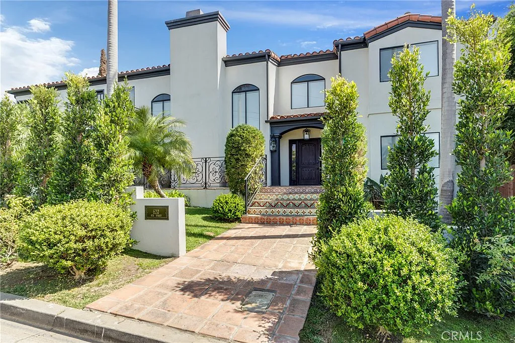 5 bed, 3.5 bath, 3681 sqft, $24,000 — Photo 2