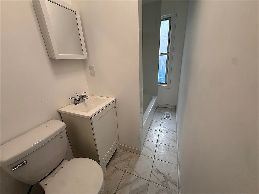 3 bed, 1.0 bath, 1101 sqft, $2,300 — Photo 4