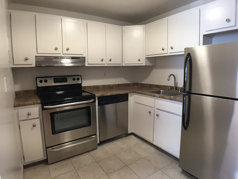 711 Farmington Ave — Photo 36