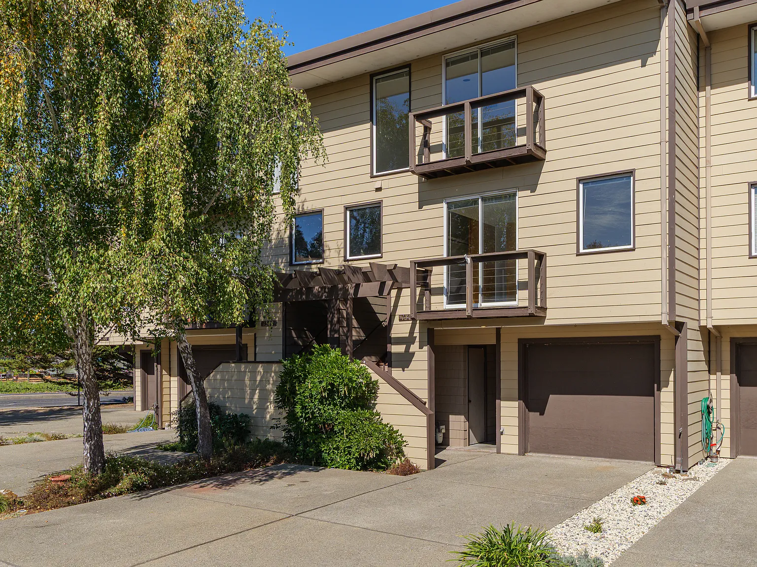 3 bed, 2.5 bath, 1979 sqft, $4,500 — Photo 2