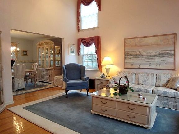 Vaulted Ceiling in Living Rm