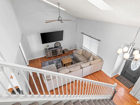 3rd image of 300 N Walnut St