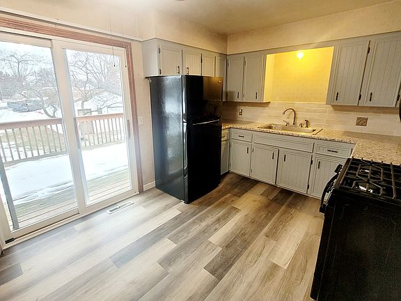 Eat in kitchen/dining area with slider to rear patio