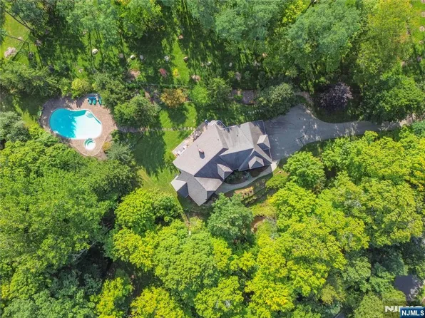 102 Seminary Dr, Mahwah, NJ 07430