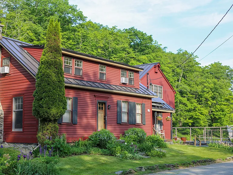 28 Old Route 9 — Photo 2