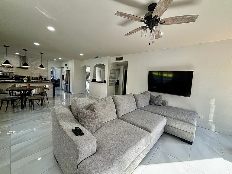 5544 E Kelton Ln — Photo 9