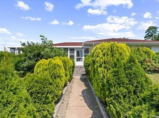 21 Oakley Ave, Massapequa, NY 11758