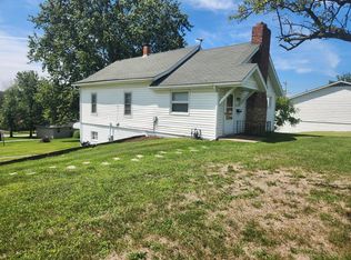 908 Sunset Dr, Macon, MO 63552