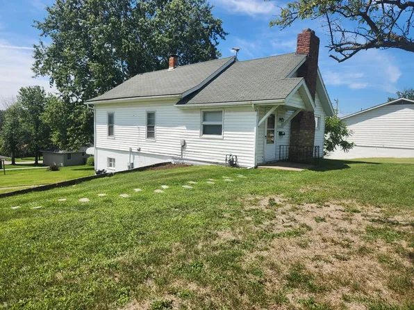 908 Sunset Dr, Macon, MO 63552