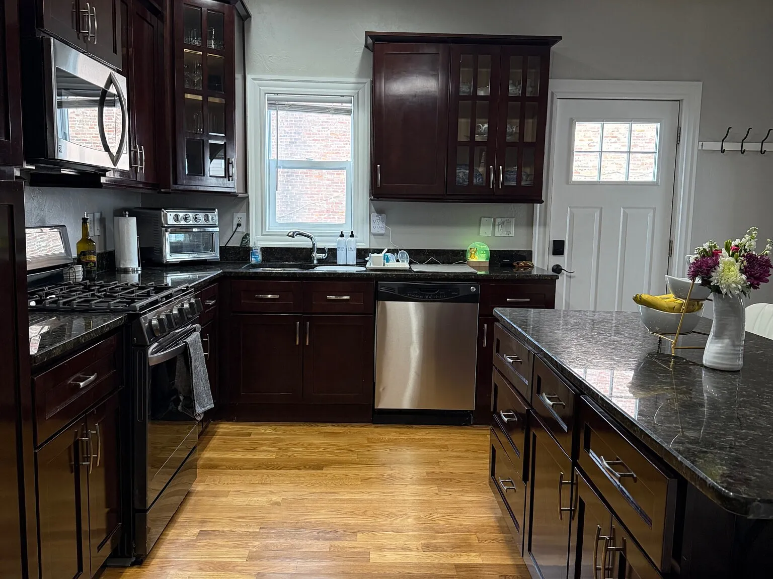 4 bed, 1750 sqft, $6,200 — Photo 3
