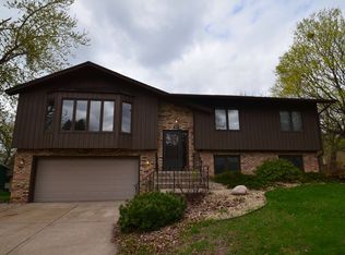 943 Pine View Ct, Saint Paul, MN 55119