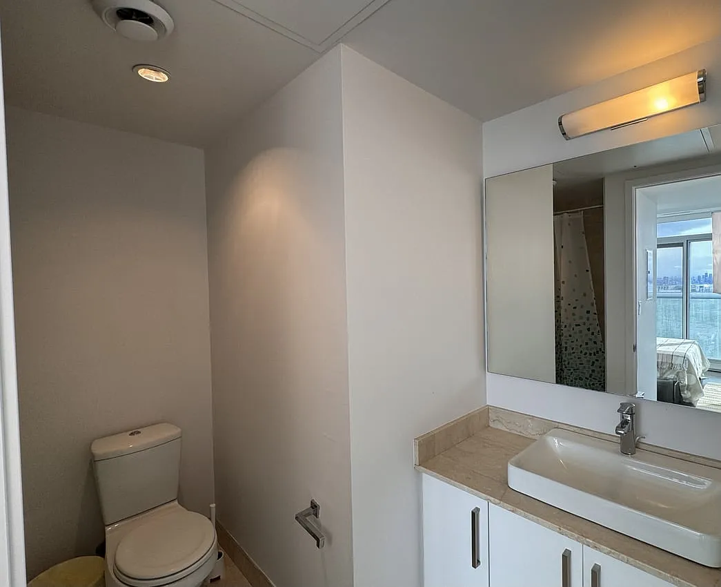 Master Room - York St & Bremner Blvd — Photo 4