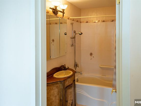 5th image of 555 North Ave APT 20F