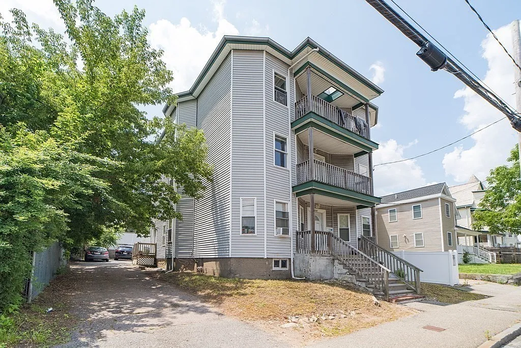 3 bed, 1.0 bath, 1324 sqft, $2,850 — Photo 1
