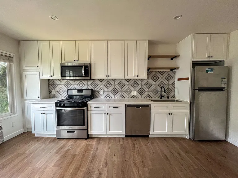 3814 S Bronson Ave — Photo 3