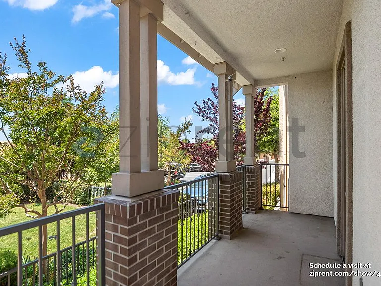1076 Sapphire Ter — Photo 4