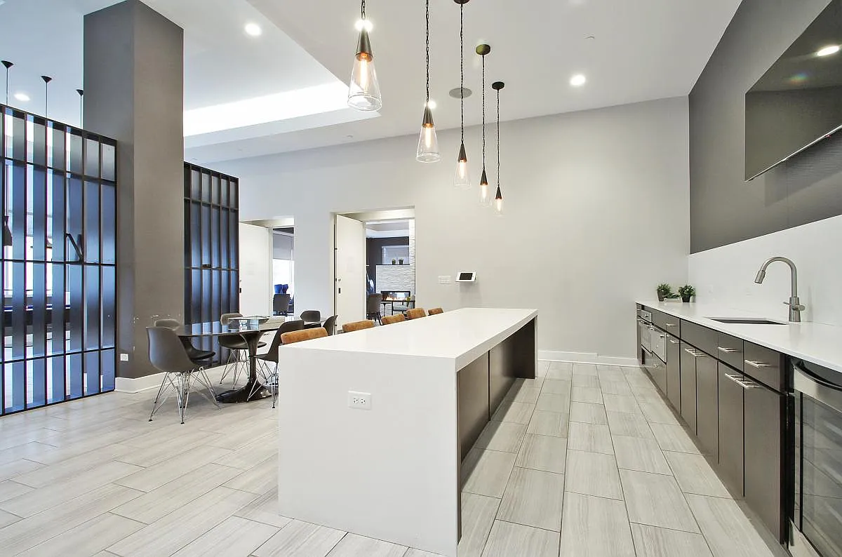 Midtown Square Apartments — Photo 1
