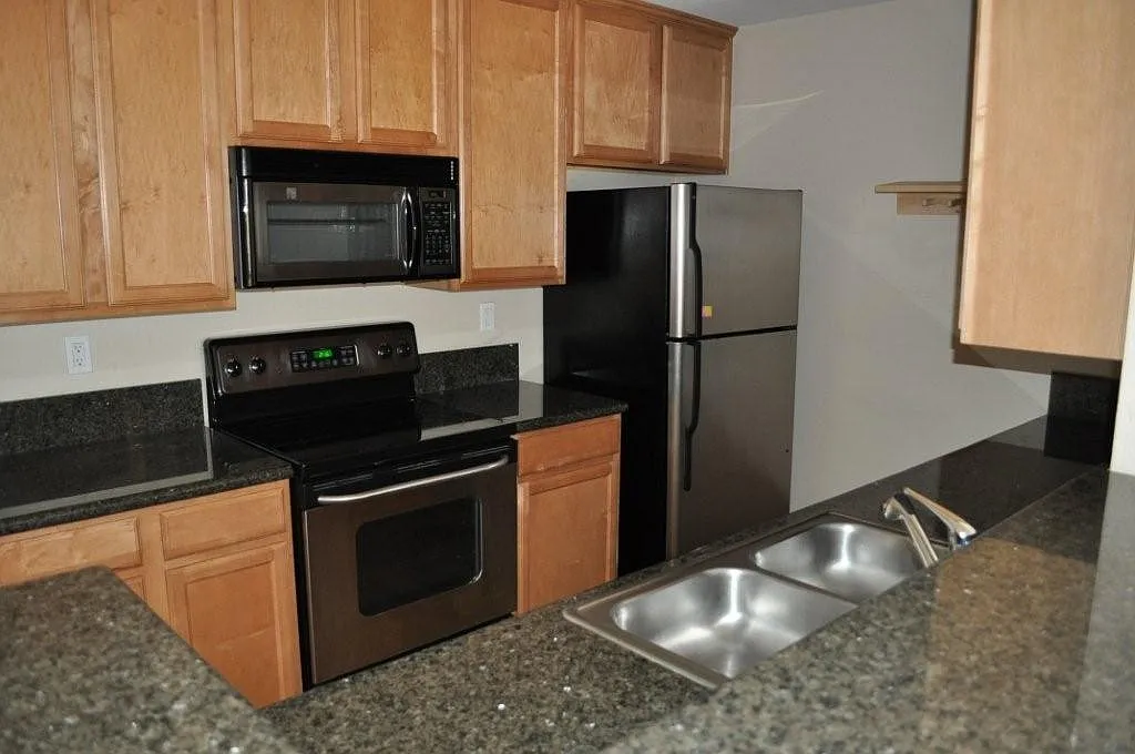 Dual Master Suite in the Cape La Jolla Gardens Community of UTC — Photo 4