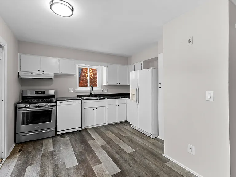 9651 Blaty St — Photo 15
