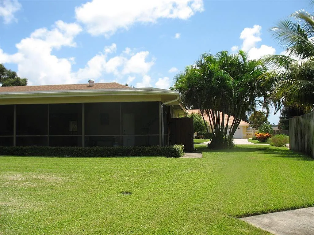 3 bed, 2.0 bath, 1742 sqft, $3,195 — Photo 2