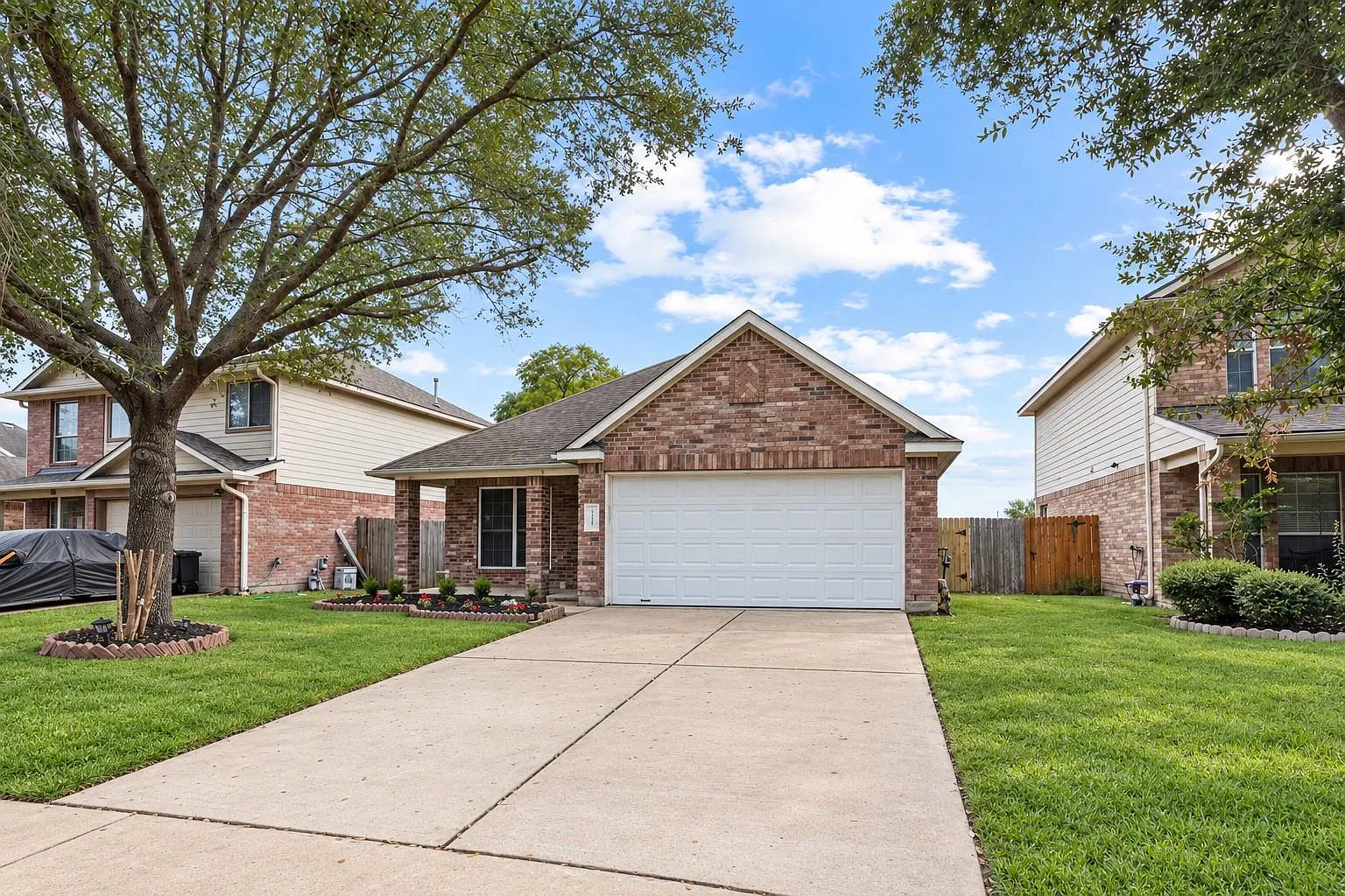 3 bed, 2.0 bath, 1728 sqft, $2,200 — Photo 2