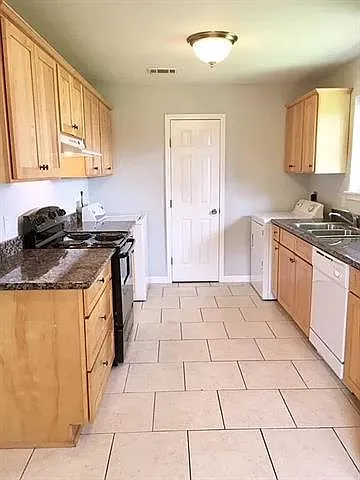 2 bed, 1.0 bath, 900 sqft, $1,200 — Photo 2