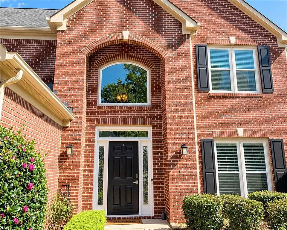4 bed, 2.5 bath, 2385 sqft, $3,100 — Photo 3