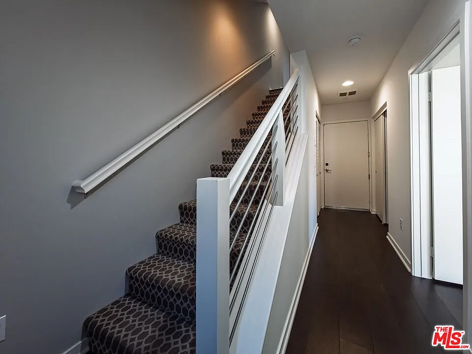 3 bed, 3.5 bath, 1962 sqft, $5,995 — Photo 3
