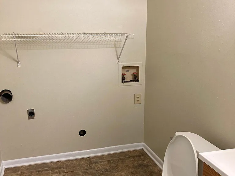 1121 Cambridge Ct — Photo 4